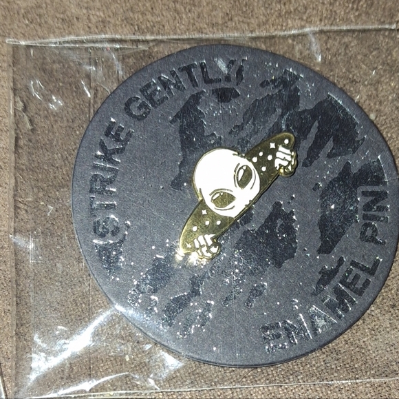 Strike Gently Alien Enamel Pin NEW with Tags - Picture 2 of 2